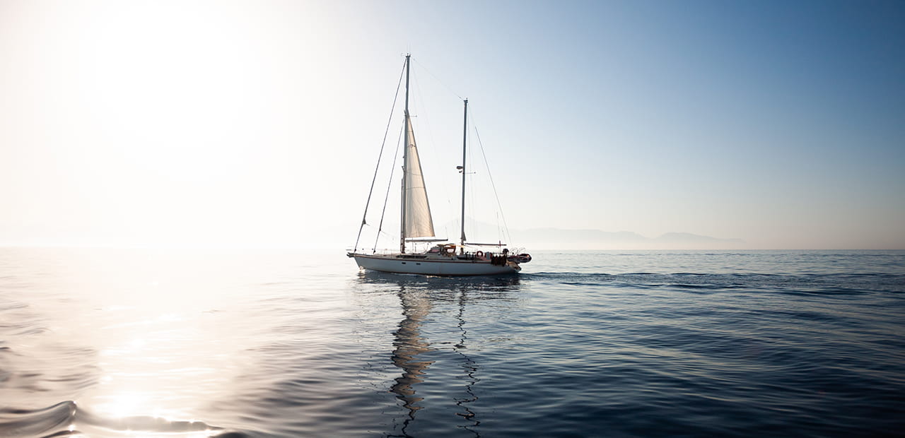 Sailboat holds a steady course, reflecting disciplined investing through uncertain markets.